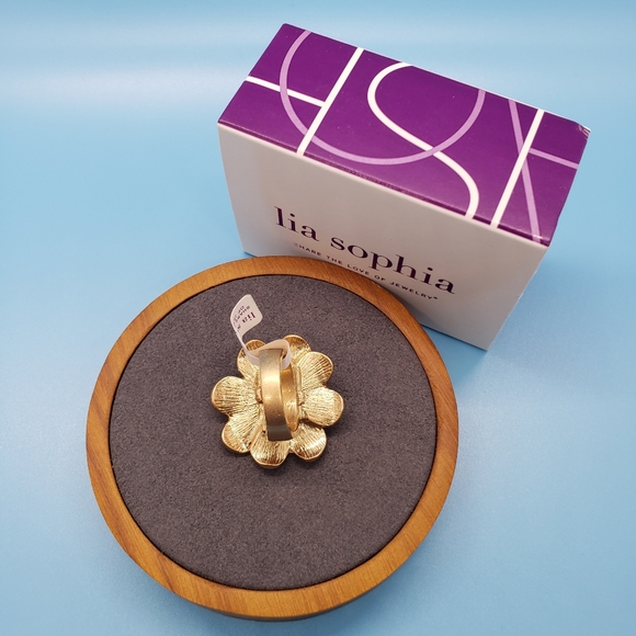 Lia Sophia Azalea Ring 💍 - Picture 4 of 9